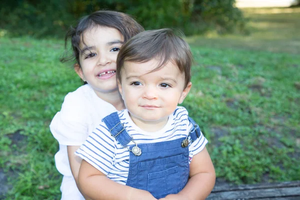 Alegre Joven Niños Hermana Hermano Verde Jardín Parque Sonrisa Feliz — Foto de Stock