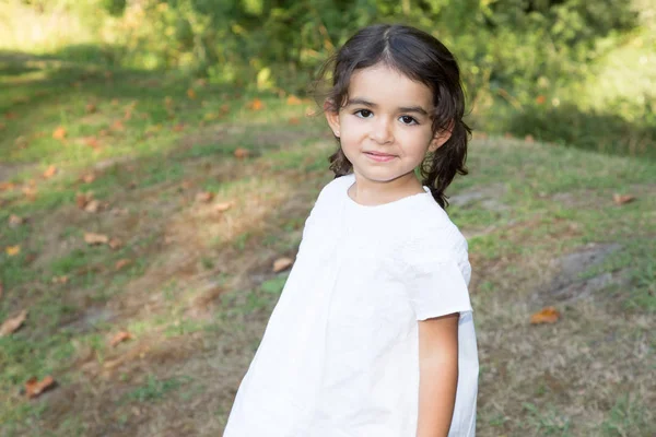 Ritratto Graziosa Bambina Nel Giardino Casa Estate — Foto Stock