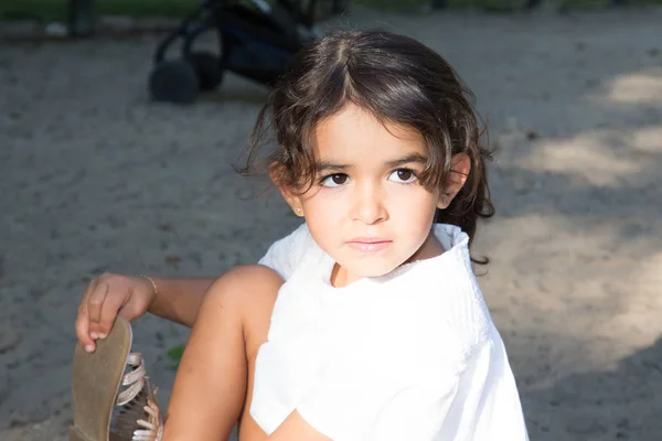 Menina Jogar Livre Roupas Brancas Vestido — Fotografia de Stock