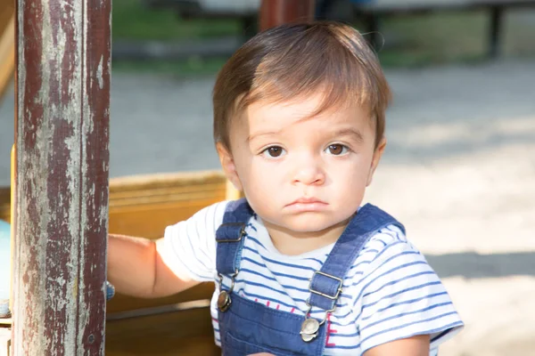 Mignon Jeune Garçon Jouer Sur Aire Jeux Dans Jardin Parc — Photo