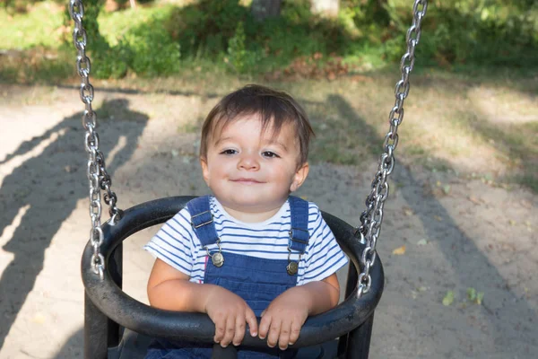 Niño Pequeño Sentado Columpio Jardín Parque Infantil — Foto de Stock