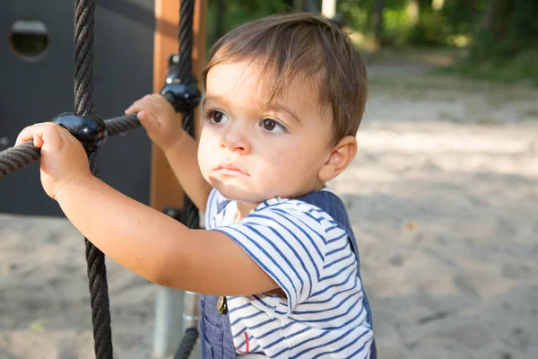 Niño Jugando Monkey Bars Parque Verano — Foto de Stock