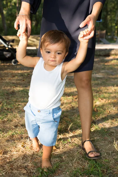 Madre Hijo Tomados Mano Aprenden Caminar — Foto de Stock