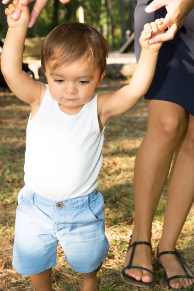 Aprender Andar Filho Menino Com Mãos Mãe Casa Jardim Parque — Fotografia de Stock