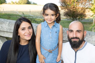 Bahçe Aile başarılı konsepti çocuk kız ve anne ve baba ile faaliyete