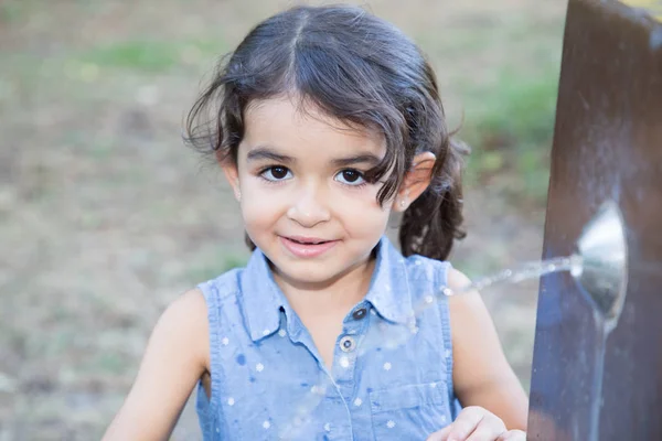 Hermosa Niña Niño Jugar Con Fuente Agua Parque —  Fotos de Stock