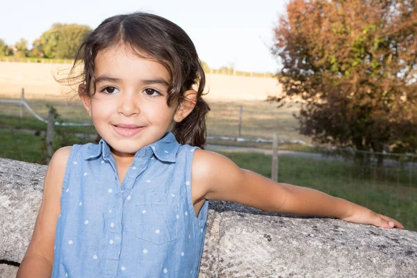 Linda Criança Menina Morena Livre — Fotografia de Stock