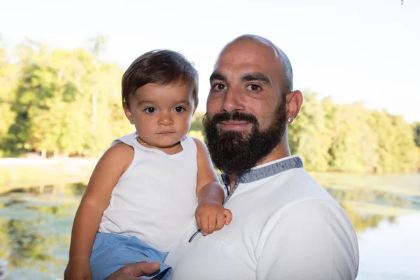 Retrato Pai Barba Feliz Com Seu Filho Férias — Fotografia de Stock