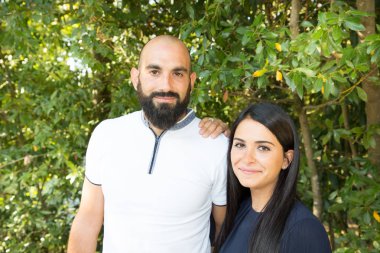 neşeli modern moda çift kadın esmer yakışıklı sakal kel adam güzel