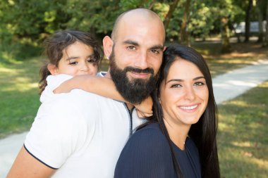 Sırtında taşıyan kızı ile anne aile açık havada baba