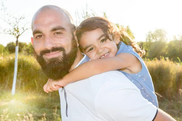 Junger Hipster Vater Bärtiger Mann Mit Hübscher Kleiner Tochter — Stockfoto