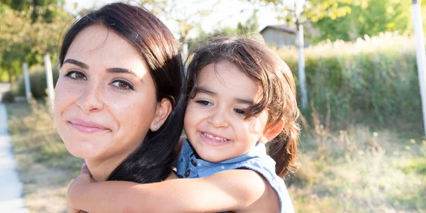 Linda Hija Joven Paseo Cerdito Con Estilo Vida Madre Aire — Foto de Stock