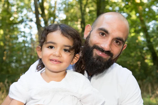 Glatzbart Schöner Mann Lächelt Mit Tochter Sommer Draußen Glückliche Familie — Stockfoto