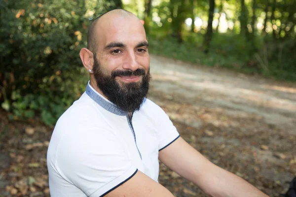 Barba Sonriente Hombre Parque Verano — Foto de Stock