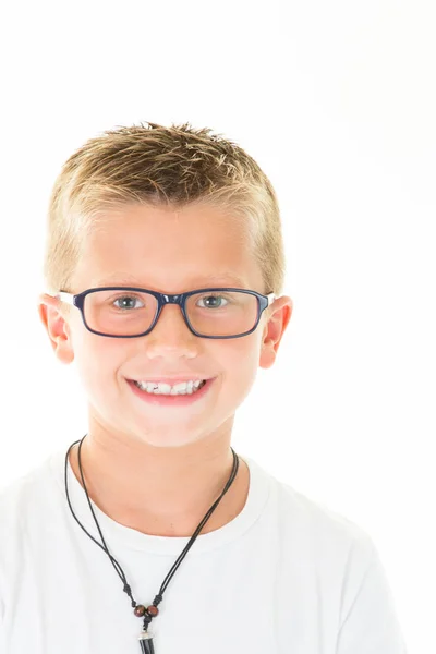 小男孩金发碧眼的眼镜肖像穿白色衬衫 — 图库照片