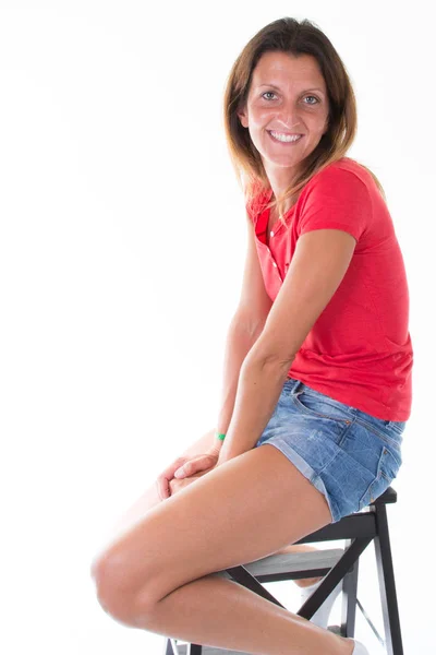 Retrato Uma Mulher Muito Sorridente Posando Isolado Fundo Branco — Fotografia de Stock