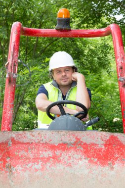Buldozer inşaat yakışıklı işçi dinlenme sitedeki onun ağır görev makine üzerinde
