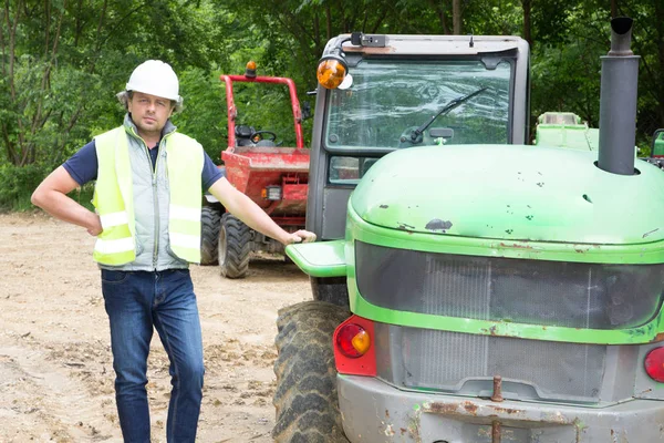 Stilig Man Arbetare Konstruktion Webbplats Grävmaskin Lastning Lastbil Bakgrunden — Stockfoto