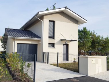 Modern rahat ev modern tarzı ile garaj Satılık ve kiralık bahçe ve çim ile
