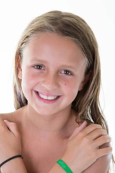 Sorrindo Menina Beleza Criança Com Braços Cruzados Olhando Para Câmera — Fotografia de Stock
