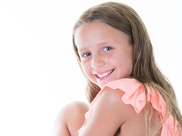 Amical Jeune Fille Enfant Avec Beau Sourire Sur Fond Blanc — Photo