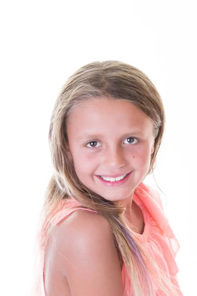Retrato Uma Menina Sorridente Feliz Conceito Bronzeado Verão Fundo Branco — Fotografia de Stock