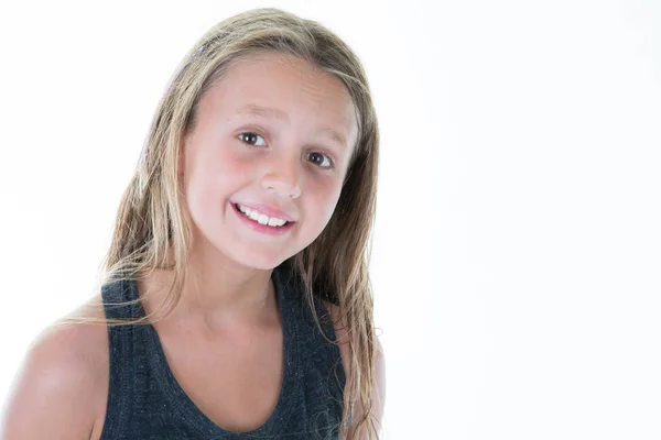 Retrato Encantadora Niña Sonriente Cámara Aislada Sobre Fondo Blanco — Foto de Stock