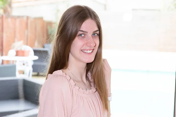 Souriant Jeune Femme Posant Dans Cour Piscine Maison — Photo