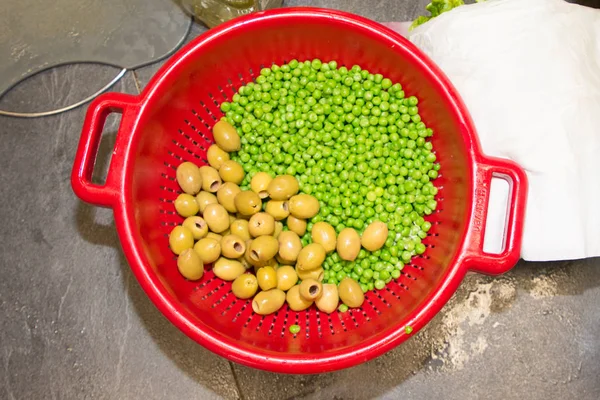 Guisante Aceituna Plato Plástico Rojo Para Preparar Una Ensalada — Foto de Stock