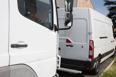 iki tarafta teslim van kamyon blanck işareti olmadan yan görünüm