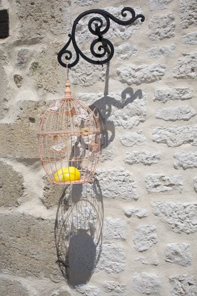 Geel Mug Kaars Een Kleine Vlinder Vogelkooi Muur Van Het — Stockfoto