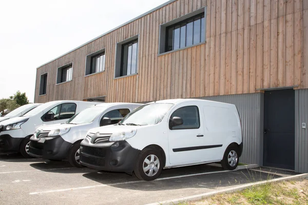 Consegna Furgone Camion Bianco Nel Parco Magazzino — Foto Stock