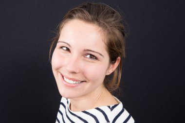 hoş bir gülümseme ile 20 yaşındaki bir kızın güzel portre