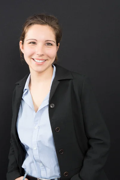 Hübsche Lächelnde Geschäftsfrau Auf Schwarzem Hintergrund — Stockfoto
