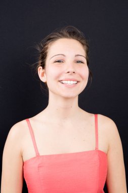 siyah arka planda büyük gülümseyen kız