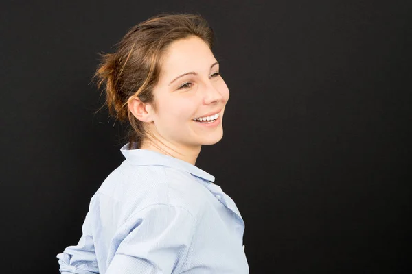 Lachende Zijaanzicht Van Mooie Jonge Vrouw Zwarte Achtergrond — Stockfoto