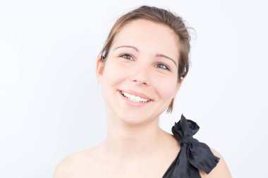 çekici bir genç kadın gülümseme