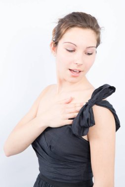 sevimli kadın giysileri partisini gri bir arka plan üzerinde ayarlama