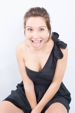 Ağzınla sürpriz kadın portresi açmak ayakta beyaz bir arka plan üzerinde izole