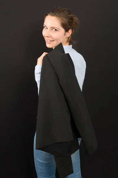 Joyeux Jeune Femme Affaires Marchant Sur Fond Noir Regardant Caméra — Photo