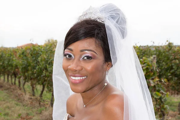 Beau Portrait Afro Américain Noir Mariée Souriant Dans Les Vignobles — Photo