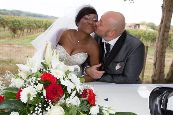 Black African Bride Kiss Caucasian American Groom Wedding Car Flowers — Stock Photo, Image