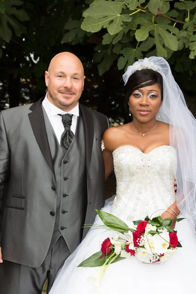 Casal Interracial Retrato Afro Americano Caucasiano Tirar Foto Casamento — Fotografia de Stock