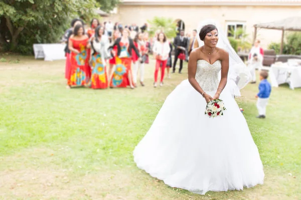 Noiva Negra Jogar Buquê Para Meninas Solteiras Adivinhar Dia Casamento — Fotografia de Stock