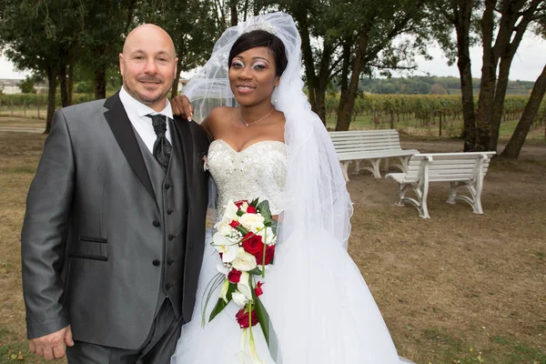 Úžasné Usmíval Smíšené Interracial Svatební Pár Docela Černé Africké Snoubenci — Stock fotografie