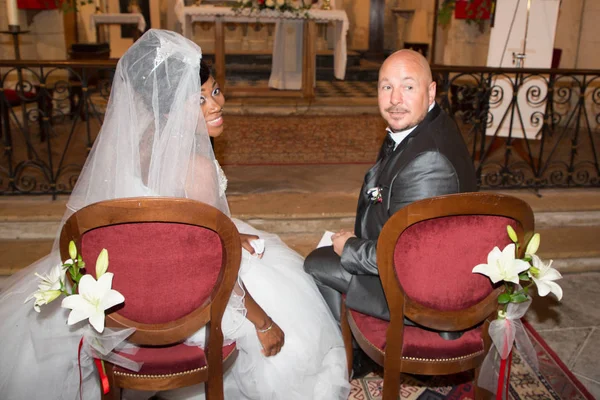 Misto Corrida Casamento Homem Mulher Interracial Casal Cerimônia Igreja — Fotografia de Stock