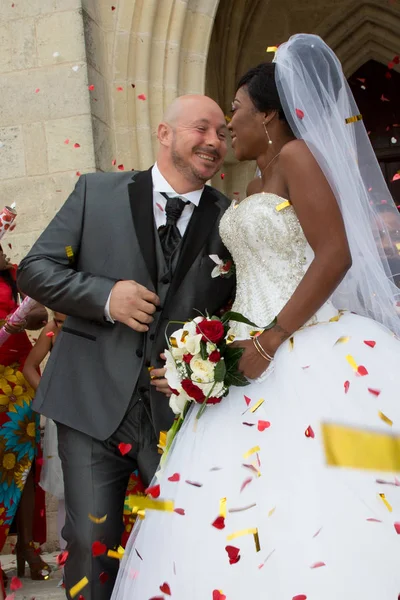 Noiva Noivo Americano Africano Olhando Para Outro Frente Igreja Casamento — Fotografia de Stock