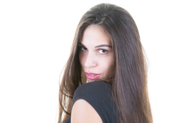 uzun saçlı Studio mutlu gülümseme ile poz neşeli genç esmer erkek portresi
