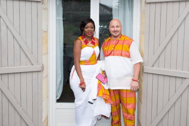 Karışık düğün yarış Interracial Amerikan çift için evin önünde parlak etnik giysiler içinde Afrika aile