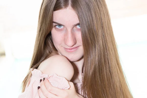 Nahaufnahme Porträt Mädchen Posiert Mit Langen Haaren — Stockfoto